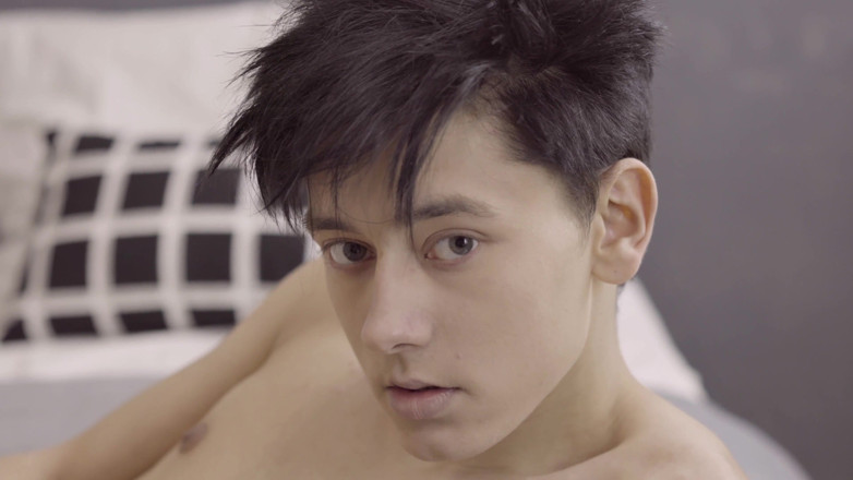 Gay Deluxe: nastoletni kutas masturbuje się
