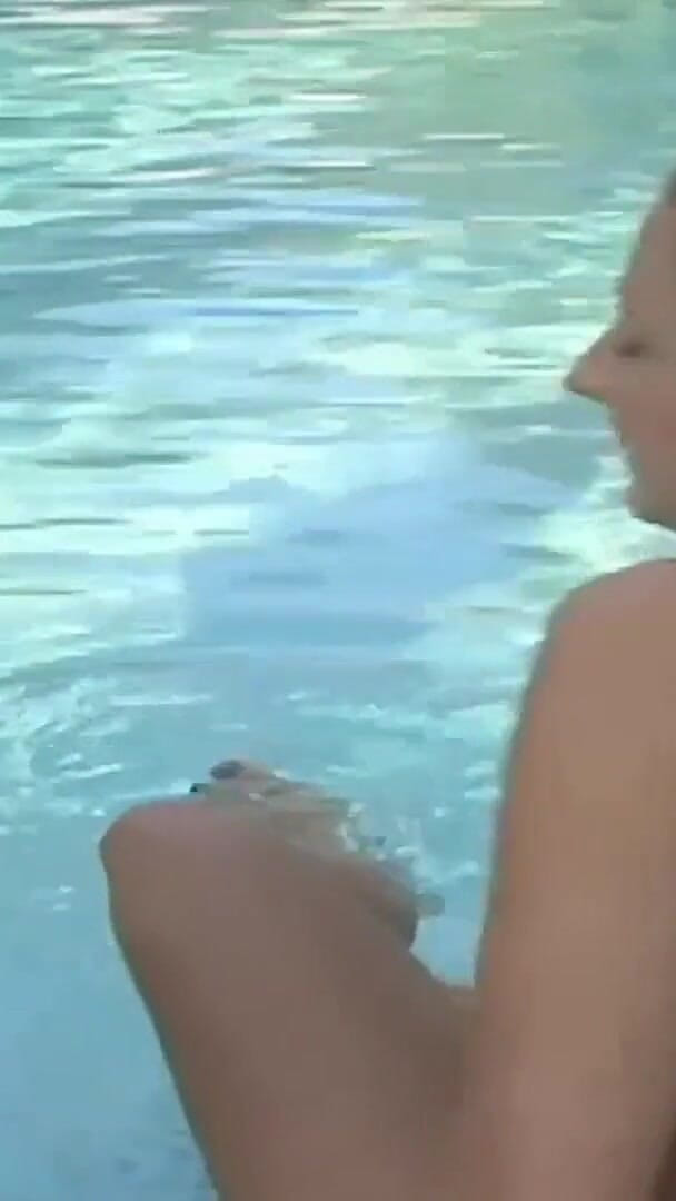 Lesbian Love Movies: Blonder lesbischer dreier mit strapon