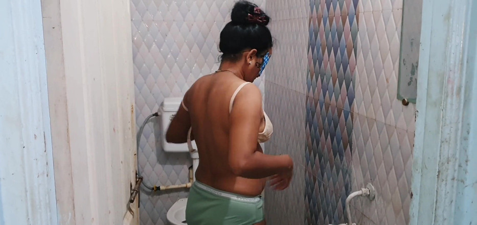 Anu4sum: Cunhado fodeu cunhada enquanto ela tomava banho