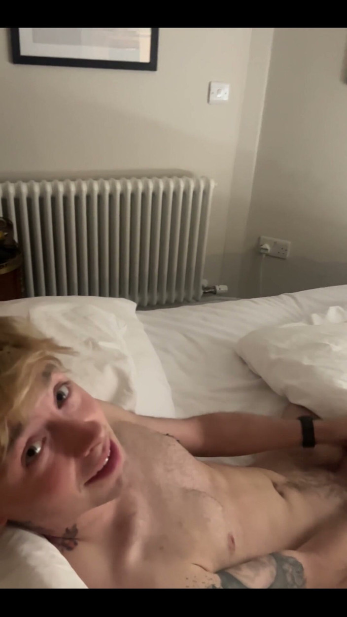 Kyle and Kam: คุณไม่จําเป็นต้องสัมผัส แค่ดู