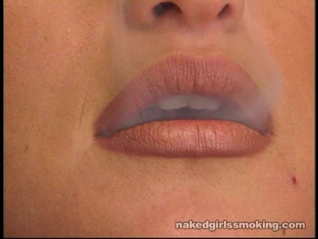 Kick Ass Pictures: 벌거벗은 소녀들의 롤라에서 흡연하는 영화 스트리밍