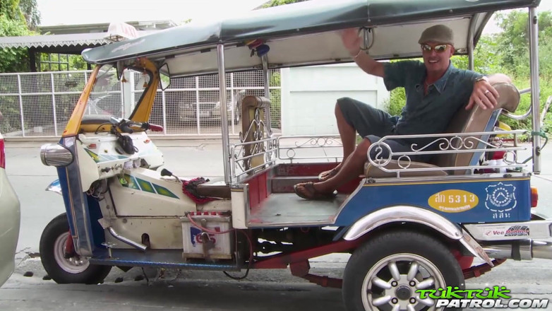 Trike Patrol - Tuk Tuk Patrol: Plump assed hårig thai får en elak åktur