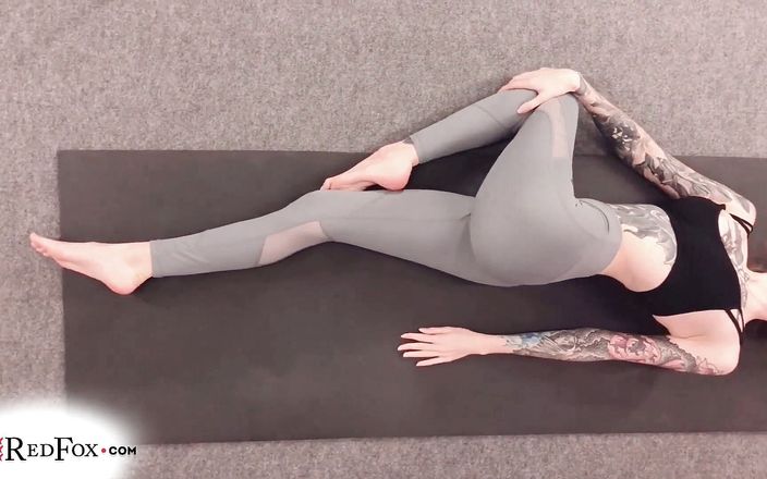 Ink Soul: Adolescente tatuada haciendo yoga