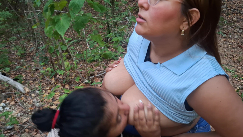 SugarPose: Latina Mit Dicken Möpsen Bekommt Ihre Titten Gelutscht