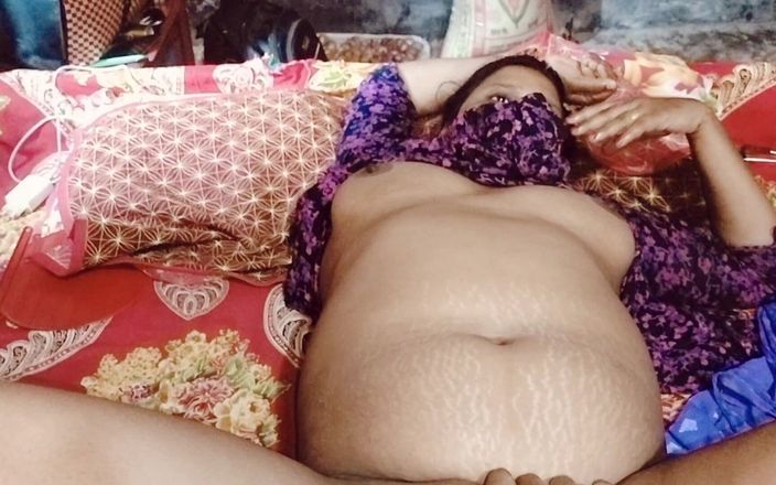 Bd-Hot-Couple: Bangladeşli köylü kadın amcığını parmaklıyor büyük göğüsler büyük amcık