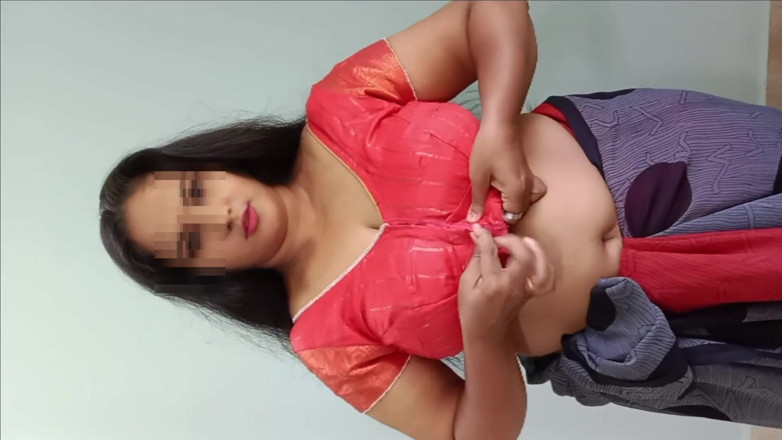 Indian Disha: Desi sorellastra indiana con succose grandi tette voleva prendere la...
