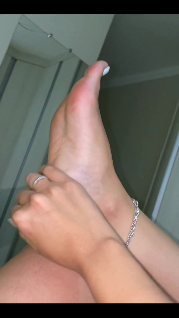 KiffaFeet: Suatu hari kamu bisa jadi kamu menggosok kakiku di waktu...