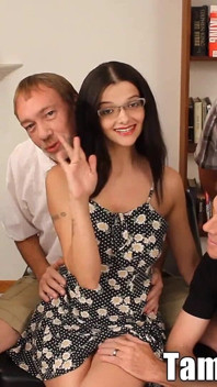 Cewek amerika dengan kacamata pecinta seks bukkake di-gangbang di pesta seks anal!
