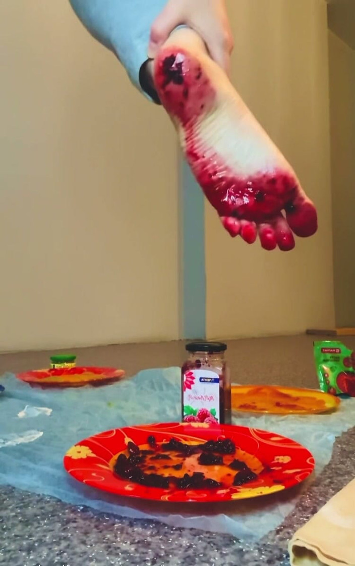 VikkiGeorgia: Їжа, гра ногами