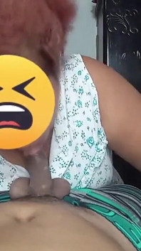 Moje nevlastní matka mi saje ptáka, dokud se jí nevystříkám do pusy