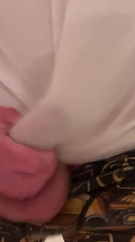Hubený chlapec s velkým kuchařem chčije a honí si, dokud se neudělá