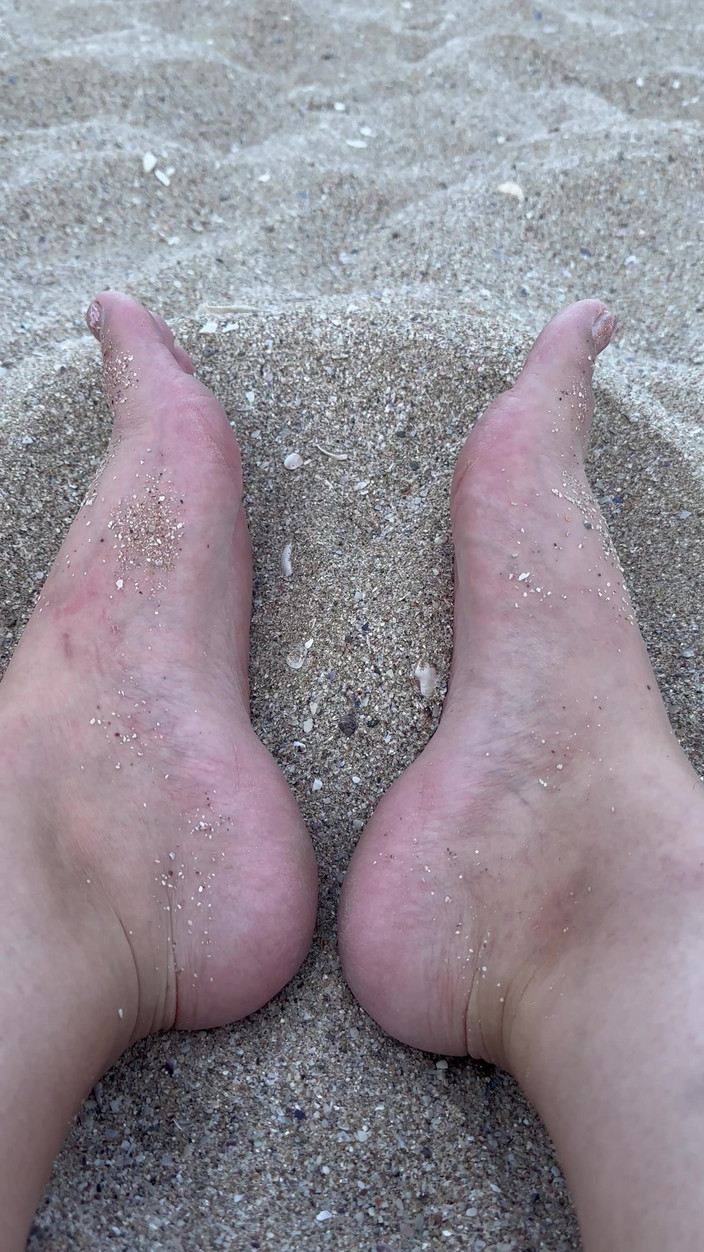 Young_strawberry: Journée à la plage, caresse mes gros pieds sexy dans le...
