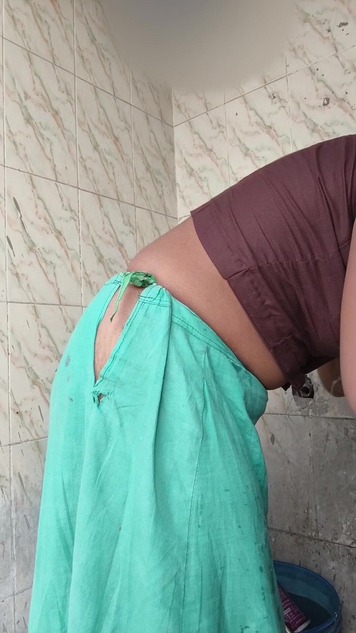 RoboticApple28: Simran yenge açık havada banyo yapıyor göğüsler basın ve amcık...