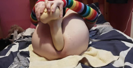 Rainbow Femboy: 另一套与约翰托马斯玩具的剪辑，既骑在床上，又在床上使用