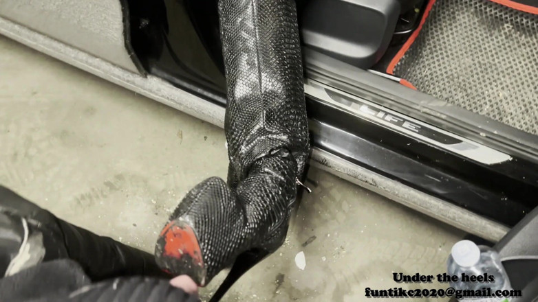 Heel 15 cm: Lola otoparkta 2