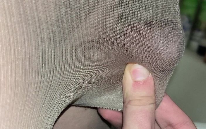 PantyhoseJuicyCummer: Vzal jsem sexy nahé punčocháče od přítelkyně a obdivuji můj šťavnatý...