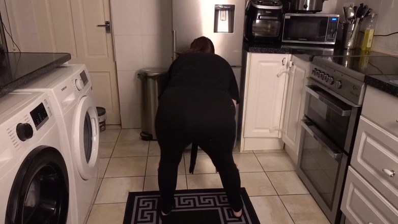 Littlevixen: Sexy leggings, top sutiã e calcinha na cozinha