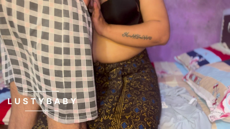 Lustybaby605: A mercadoria fluiu dentro da casa