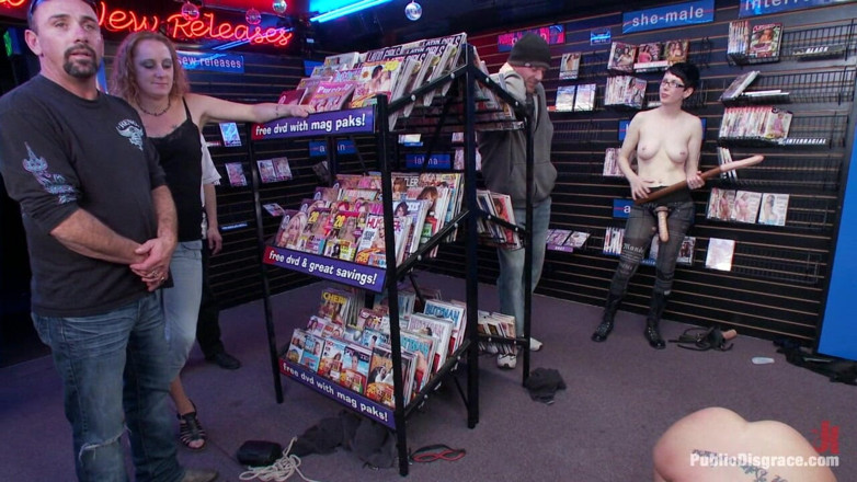 Public Disgrace by Kink: Grande hermoso culo con puño