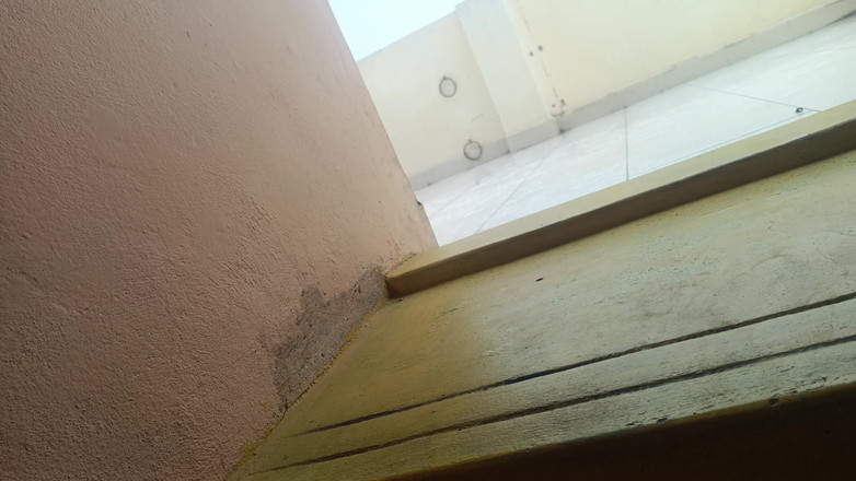 Inba: Femme au foyer romantique dans les escaliers