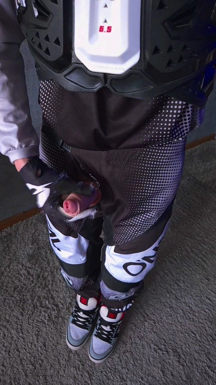 Sneakersmax98: 誰も見ていない間にヘルメットに精液を出した。