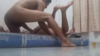 AngyAmazon: 18 yaşındaki annesi sikiştiğimizi duymasın diye yatağı yere koydu