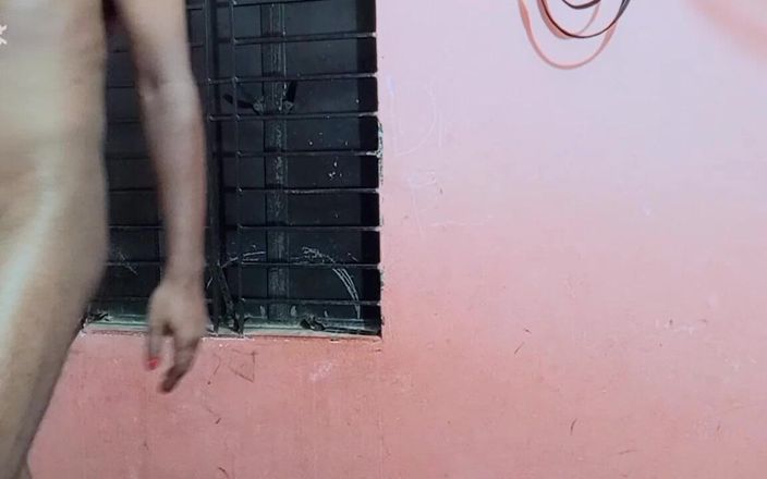 Riyamoni: Ela vai para o quarto e eu vejo ela assistindo...