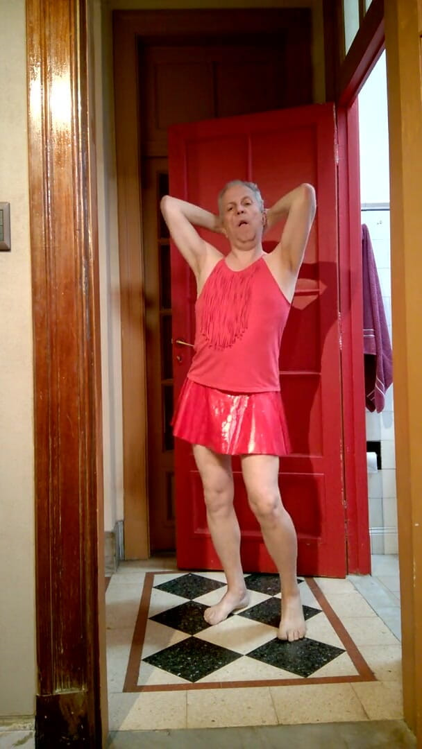 Dildo Man and Cross Hard Sex: Masturbacja kobiecymi ubraniami i piękną małą czerwoną spódnicą