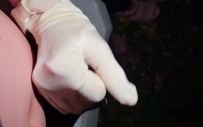 Glove Fetish Queen: Glans dokucza ręczna robota podczas spaceru ulicą w nocy