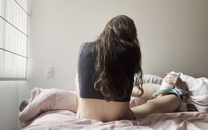scarlettandc: Zwei lesbische mädchen machen ein weibliches wrestling-match mit ihren händen...