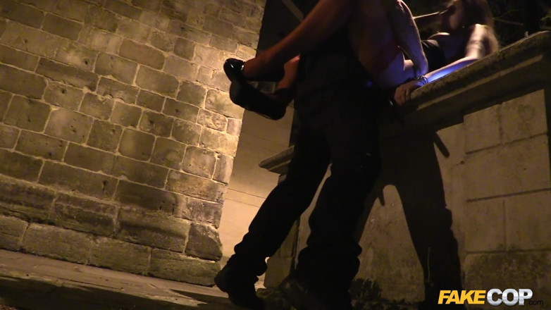 Fake Cop: Falešný policajt - halloweenský anální sex speciál