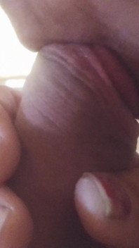 Замужняя женщина-милфа-мачеха лижет большой хуй бойфренда, ест сперму