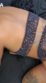 Vicina sexy e birichina sul divano mentre suo marito lavora - POV