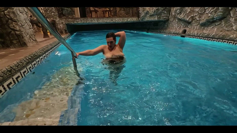 KarmenMilf: Îmi place să înot în piscină