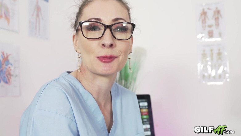 Gilf AF: दुबली नर्स GILF Scarlet louse चूत में वीर्य चाहती थी