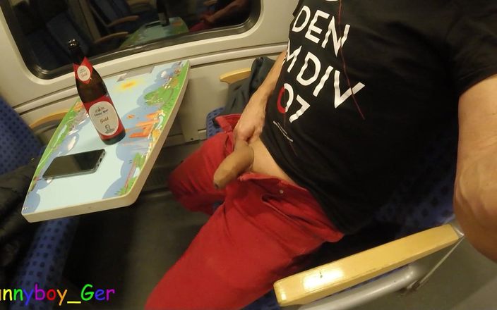 Funny boy Ger: Tipul își masturbează în secret cârnații într-un tren în mișcare și apoi Cheekily pulverizează crema...