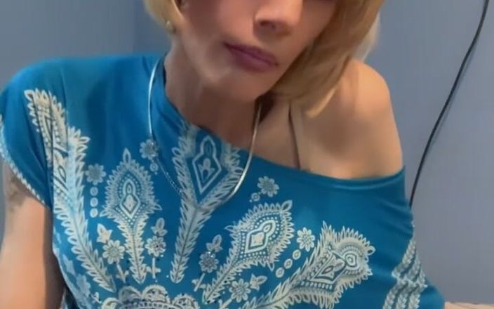 Lisa Luvly: Si blonde panas berambut pendek