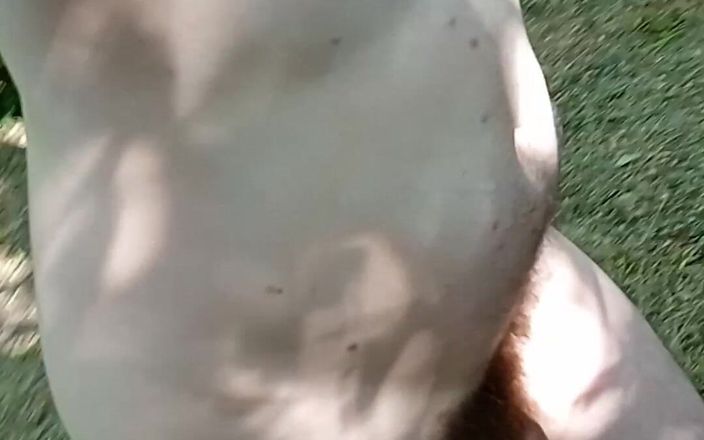 Deepthroat260: Chico desnudo camina en el bosque