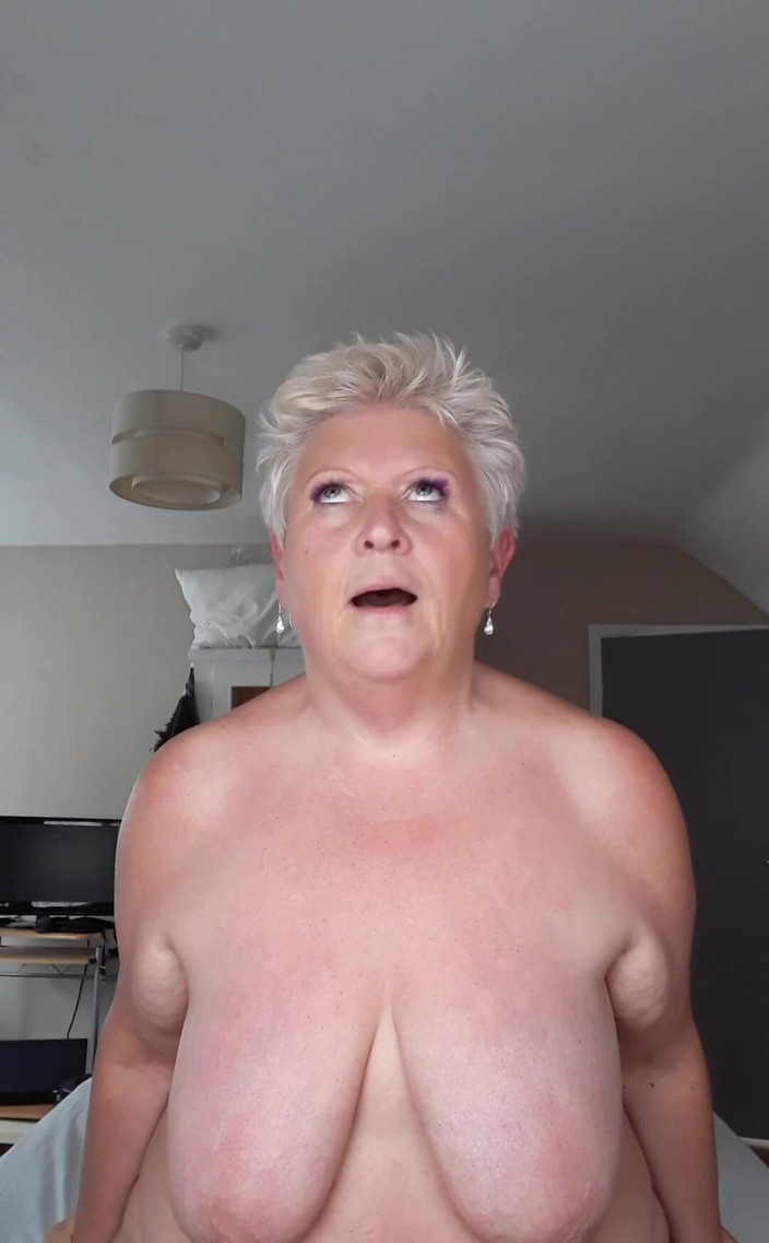 Uk Joolz: 在我骑乘他的鸡巴时戏弄！