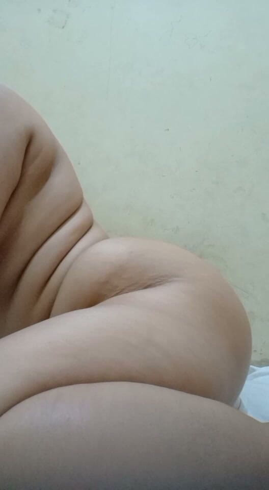 Mispurple: Net klaar met douchen Lucy pronkde met haar grote tieten