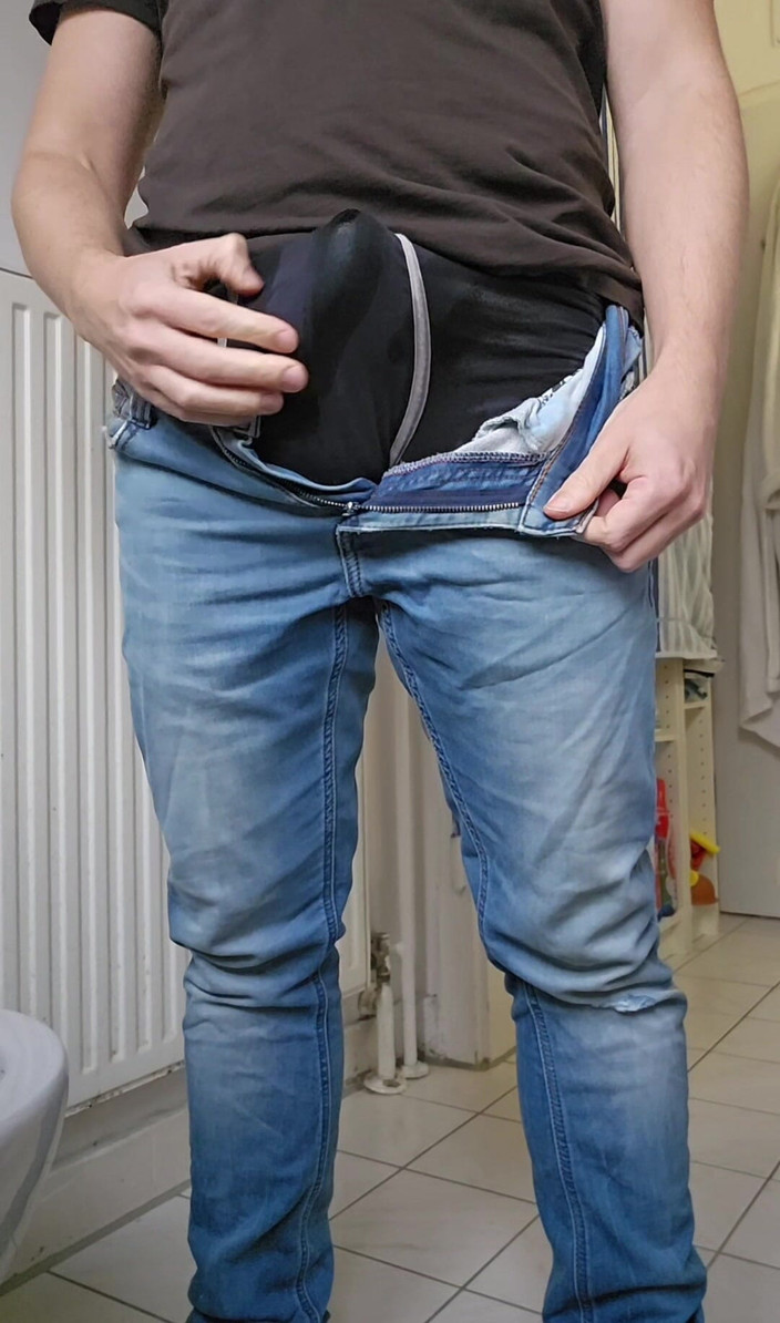 GerMANpiss: Kencing dan air mani di bilik air