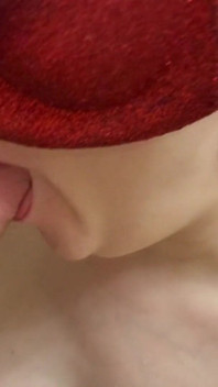 Ragazza sexy succhia sensualmente un grosso cazzo