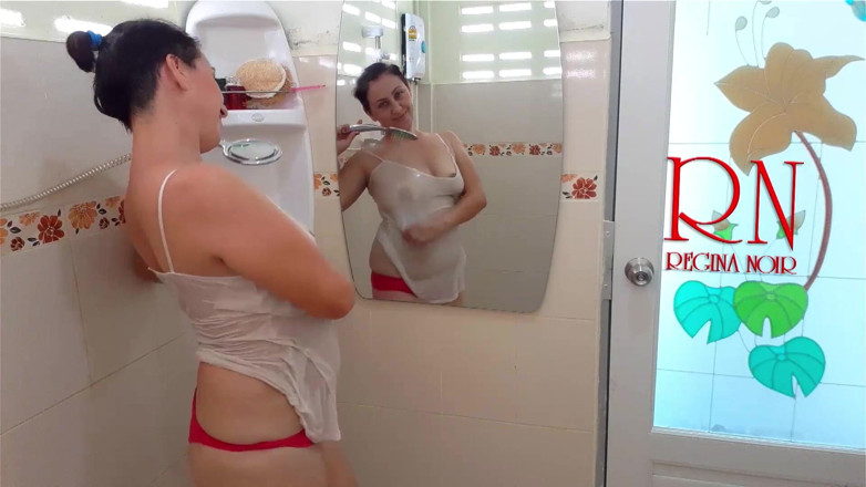 Regina Noir: Kız duşta tişörtlü ve şortlu banyo yapıyor. Duşta çıplak gösteri