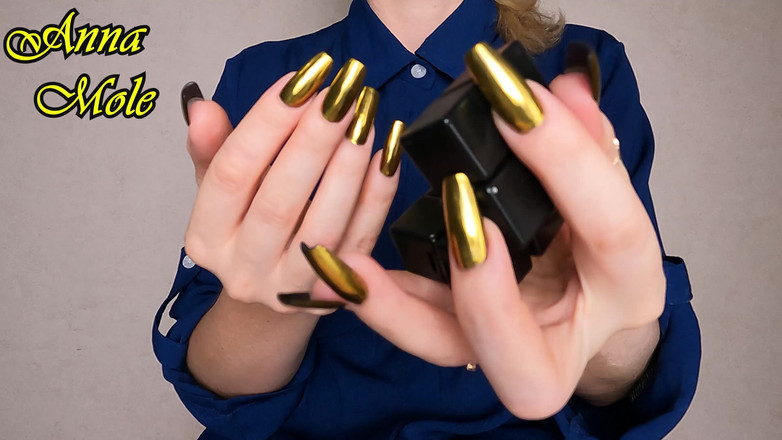 Anna Mole: Bàn tay tôn sùng làm móng tay vàng