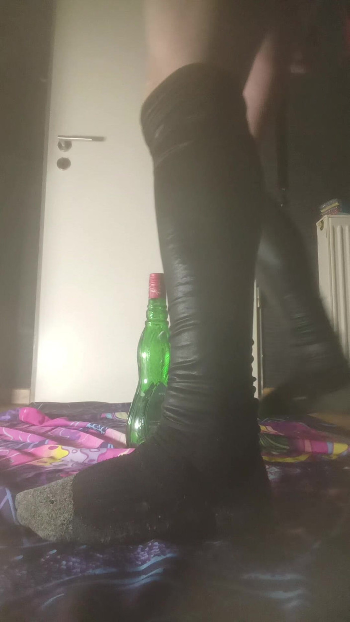 JujuTV: Femboy Sissy děvka jezdí na láhvi tvrdě