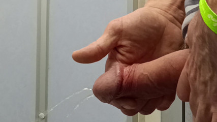 Rockardglans: Öffentliche toiletten pissen, wichsen, kommen nahaufnahme Jeans tragen - rockard Papi