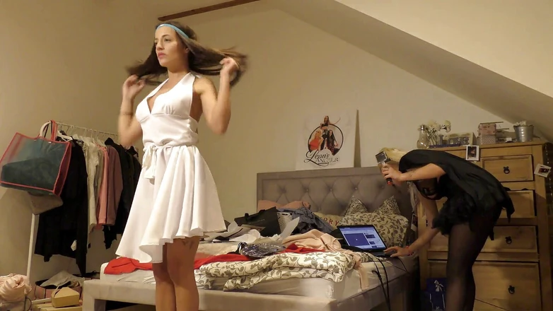 Leon Lambert: Ass Shaking, Twerk, Tiniest Thongs with Three Stunning Girls