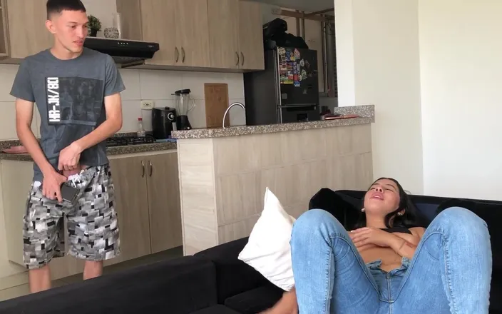 Franck: Masturbating with My Stepsister - Huge Ass - in Spanish