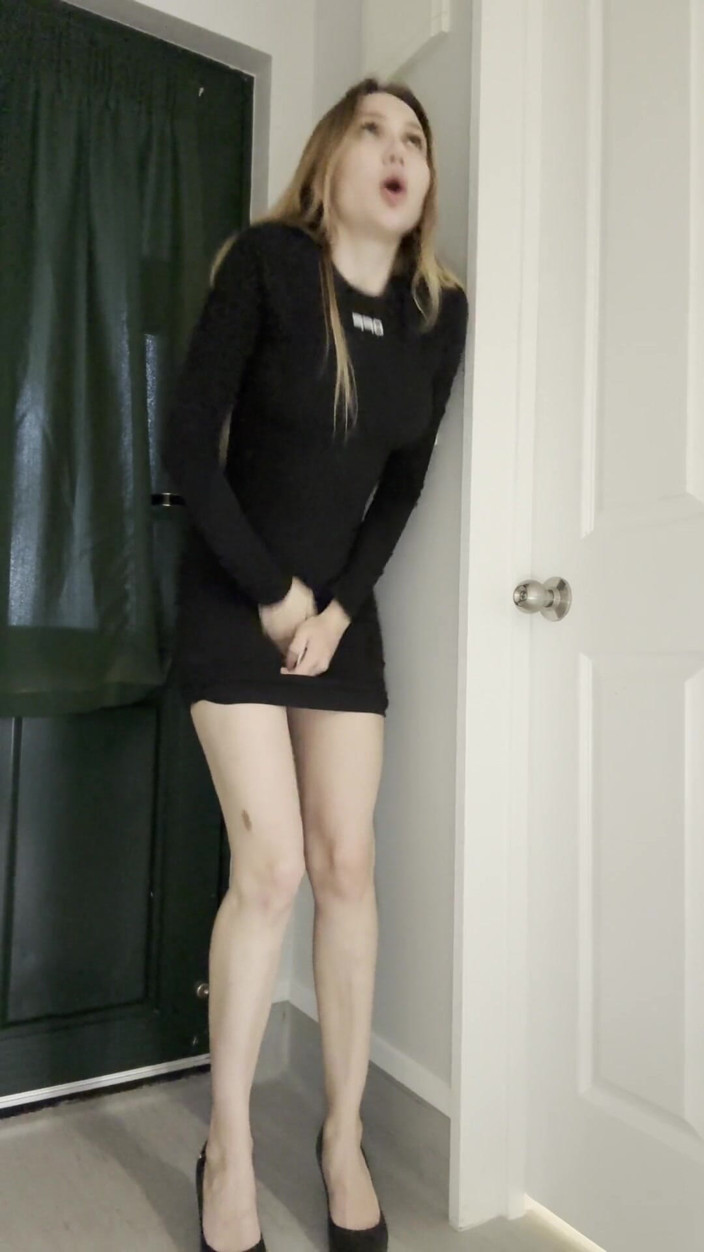 Alisa_Stone: Quería ir al baño y orinar en la oficina, y...