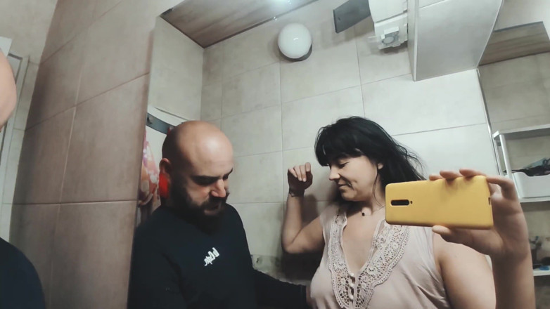Hairy Homemade Amateur Orgasms: Pissing nella bocca del marito - umiliazione feticcio